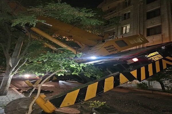 تهران واژگونی جرثقیل ۶۰ تنی در این خیابان تهران/ عکس