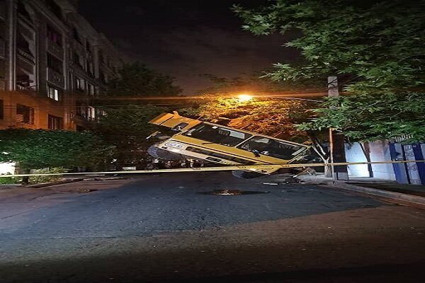 تهران واژگونی جرثقیل ۶۰ تنی در این خیابان تهران/ عکس