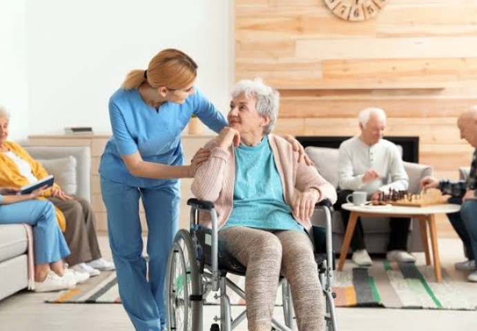 هزینه خانه سالمندان دولتی و خصوصی در تهران چقدر است؟ راهنمای انتخاب و مقایسه هزینه‌ها